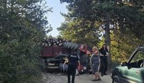 Tínedžer (18) v Čachticiach na traktore viezol drevo. Po prevrátení sa ho do nemocnice bral vrtuľník