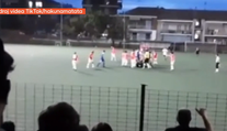 VIDEO: Zarážajúci incident v Taliansku. Rodič na futbalovom zápase brutálne napadol chlapca