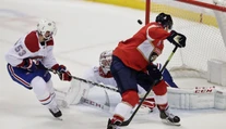Barkov dal hetrik a stal sa hviezdou večera v NHL. Najmä jeho druhý gól sa musel páčiť