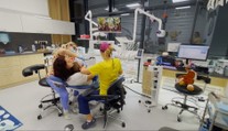 Dvojičky s autizmom odmietali zubári ošetriť. U tejto lekárky do kresla sadajú bez boja