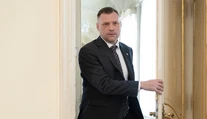 Tomáš Taraba má na krku políciu. Na strechu si dal maják, zaparkoval v zákaze a odišiel na omšu