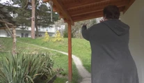 Zamestnankyňu centra sociálnych služieb v Nitrianskom Pravne vystrašil medveď. Bol priamo v areáli