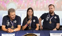 Prezident zväzu označil titul mladých hádzanárok za zázrak, gratulovali aj Česi. Hráčky spali s trofejou