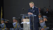 FOTO: EÚ je slabá, OSN bezvýznamná a NATO sa rozpadáva, povedal premiér počas osláv konca druhej svetovej vojny
