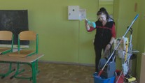Nová vyhláška núti školy dôkladne upratať každé tri mesiace. Príďte si to vyskúšať, hromžia upratovačky