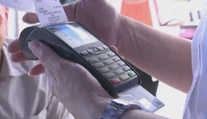 Platíte na dovolenke všetko kreditnou kartou? Tieto rady vám ušetria nemalé peniaze