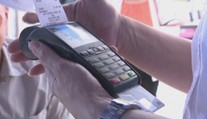 Platíte na dovolenke všetko kreditnou kartou? Tieto rady vám ušetria nemalé peniaze