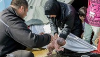 Táto fotka obletela svet. V utečeneckom tábore umyli novorodenca v kaluži