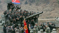 Kim Čong-un sa pripojil k svojim vojakom, počas výcviku sadol do tanku