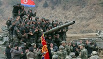 Kim Čong-un sa pripojil k svojim vojakom, počas výcviku sadol do tanku