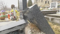 Ľudia v Brezne zostali v šoku. Vandali im poničili pomníky