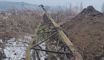 Káble potrhal pri páde zhrdzavený stožiar. Vo Zvolene porucha s dodávkou elektriny pár dní potrvá