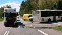 Nehoda na strednom Slovensku. Zrazil sa autobus s kamiónom
