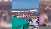 VIDEO: More sa náhle zdvihlo o 15 metrov a zmietlo stovky ľudí. Na obľúbenej pláži zabíjala meteocunami
