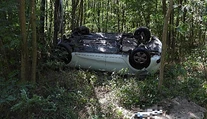 FOTO: Pred auto mu vraj vbehla srna. Mladého vodiča (22) po vážnej nehode ratovali leteckí záchranári