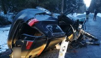 Pri Oravskej Polhore našli v strome havarované auto, vodič nejavil známky života
