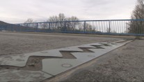 Nemá ho kto opraviť. Starý most v Strážskom spadol, nový je po troch rokoch poškodený