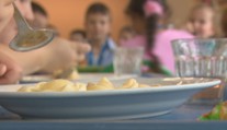 Do škôl sa vracajú obedy platené štátom. O dotáciu však musia rodičia požiadať