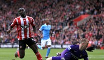Southampton vyhral nad Manchestrom City, Mane s hetrikom