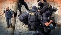Nekop ho, točia to! Kamera zachytila, ako kukláči zneškodnili ozbrojenca v centre Bratislavy