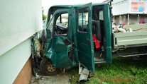 Opitý vodič nákladného auta narazil do bytovky. Jeho spolujazdca odviezol vrtuľník