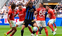 Po stiahnutí Lobotku sa na San Siro všetko zrútilo. Neapol v záverečnej desaťminútovke stratil vyhratý zápas