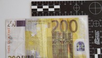 Najhorší falšovatelia peňazí: Zlepili dva papiere dole hlavou s nápisom "fake"