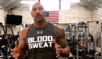 Po Ice Bucket Challenge sa internetom šíri nová výzva. Zapojil sa aj The Rock