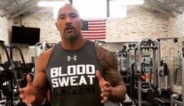 Po Ice Bucket Challenge sa internetom šíri nová výzva. Zapojil sa aj The Rock