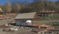 Poznáte glamping? Jeden takýto kemp budujú pri Počúvadlianskom jazere