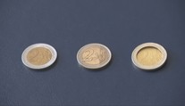 Možno ste ňou platili aj vy. Pozrite si, ako sa dá rozlíšiť falošná eurominca od tej pravej