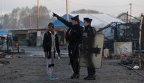 Džungľa v Calais stále nie je prázdna, nocovali v nej aj deti
