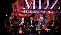 Smerácke MDŽ sa stali tradíciou. Opozičné političky odkazujú, že karafiát nestačí