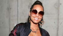 Alicia Keys má nový účes. Vyzerá ako papagáj