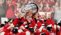 Stanley Cup nevydržal veľkolepé oslavy. Hráči Floridy poškodili slávnu trofej