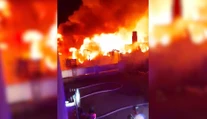 VIDEO: Z horiacich príbytkov utekali bosí a v pyžamách. Oheň pripravil o strechu nad hlavou takmer 40 ľudí z Mirkoviec