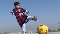 Rodina chlapca, ktorému Messi daroval dres, prežíva peklo