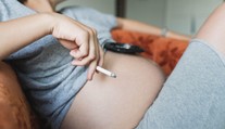 Astma, infekcie, slabé pľúca. Fajčenie v tehotenstve škodí viac, než tušíme, varuje lekárka
