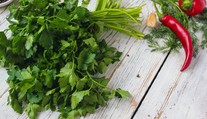 Nenápadná bylinka z vývaru. Petržlenová vňať je doslova vitamínová bomba