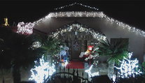 Soby, sane a kilometre svetiel: Dom na juhu Slovenska ohromí vianočnou výzdobou