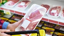 Veterinári našli v supermarkete mäso s hnilobným zápachom. Z predaja stiahli stovky kilogramov