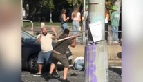 VIDEO: Brutálna bitka uprostred premávky v Prahe. Pomer síl sa náhle zmenil, keď muž vytiahol násadu od krompáča
