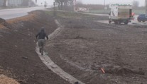 Na stavbu prišla inšpekcia. Pozrite sa, ako zamestnanci prchali