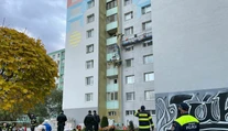 Tragédia v bratislavskej Petržalke. Odtrhla sa plošina s robotníkmi, jeden z nich pád neprežil