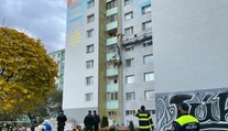 Tragédia v bratislavskej Petržalke. Odtrhla sa plošina s robotníkmi, jeden z nich pád neprežil