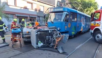 FOTO+VIDEO: Električka zmietla zametacie auto, vodiča odviezli do nemocnice