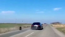 VIDEO: Limuzíne so srbským prezidentom odpadla vo veľkej rýchlosti pneumatika. Expert upozornil na zvláštne okolnosti