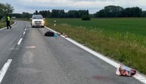 Auto zrazilo chodkyňu neďaleko Nových Zámkov. Totožnosť mŕtvej ženy polícia nepozná