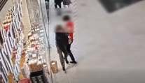 VIDEO: Dramatická potýčka v bratislavskom obchodnom centre. Muž predajcovi nastriekal do očí slzný sprej