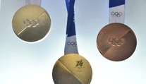 VIDEO: Olympijské medaily ničím neprekvapili. Dizajn cenných kovov spustil rôznorodé reakcie